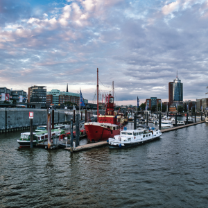 Panorama von Hamburg mit Schiffen auf der Elbe und Gebäuden – Energieberatung und nachhaltige Modernisierung in der Hansestadt